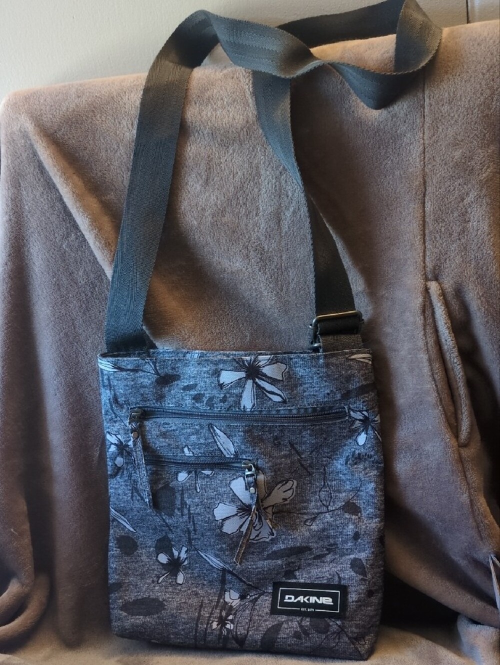 Dakine Grey Floral Crossbody Bag - Picture 3 of 4